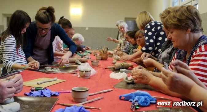 Zdjęcie w galerii na portalu naszraciborz.pl: Studenci UTW z Nędzy na warsztatach lepienia w glinie  wiadomości z regionu
