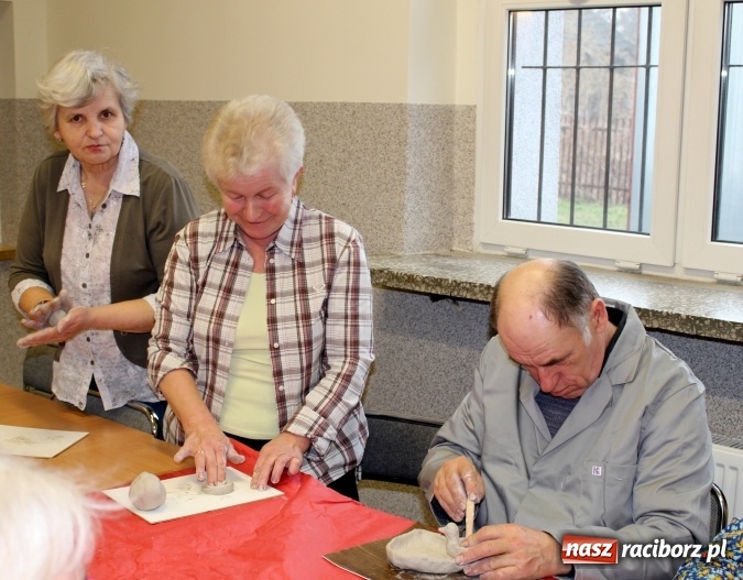 Zdjęcie w galerii na portalu naszraciborz.pl: Studenci UTW z Nędzy na warsztatach lepienia w glinie  wiadomości z regionu