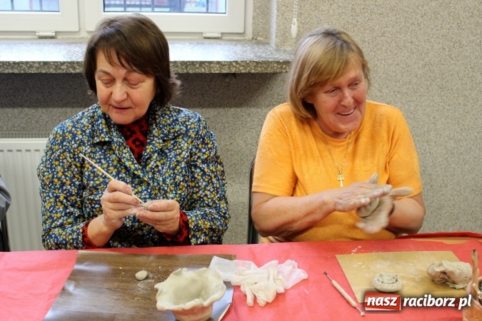 Zdjęcie w galerii na portalu naszraciborz.pl: Studenci UTW z Nędzy na warsztatach lepienia w glinie  wiadomości z regionu