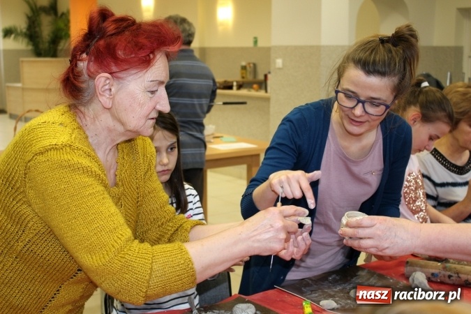 Zdjęcie w galerii na portalu naszraciborz.pl: Studenci UTW z Nędzy na warsztatach lepienia w glinie  wiadomości z regionu