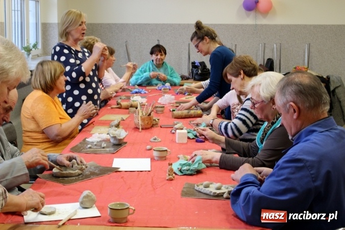 Zdjęcie w galerii na portalu naszraciborz.pl: Studenci UTW z Nędzy na warsztatach lepienia w glinie  wiadomości z regionu