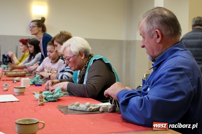 Zdjęcie w galerii na portalu naszraciborz.pl: Studenci UTW z Nędzy na warsztatach lepienia w glinie  wiadomości z regionu