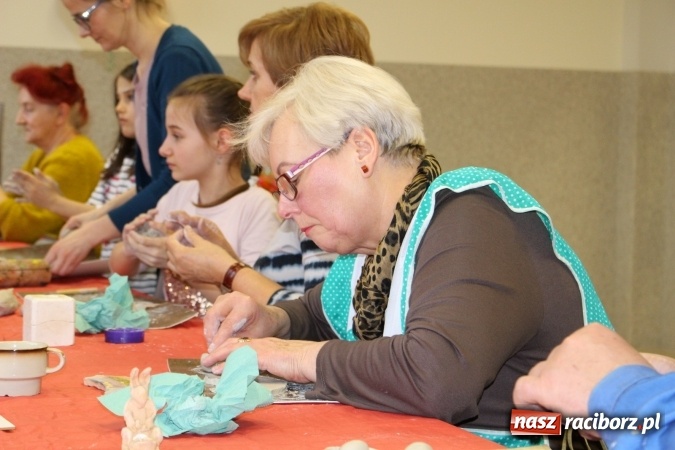 Zdjęcie w galerii na portalu naszraciborz.pl: Studenci UTW z Nędzy na warsztatach lepienia w glinie  wiadomości z regionu