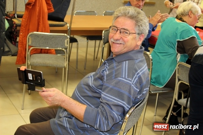 Zdjęcie w galerii na portalu naszraciborz.pl: Studenci UTW z Nędzy na warsztatach lepienia w glinie  wiadomości z regionu