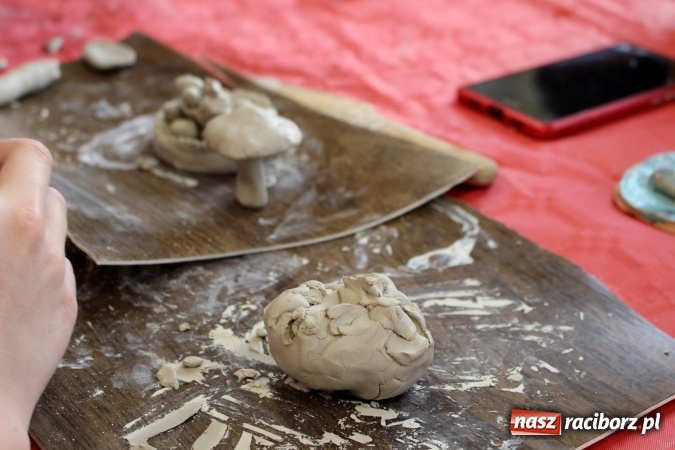 Zdjęcie w galerii na portalu naszraciborz.pl: Studenci UTW z Nędzy na warsztatach lepienia w glinie  wiadomości z regionu