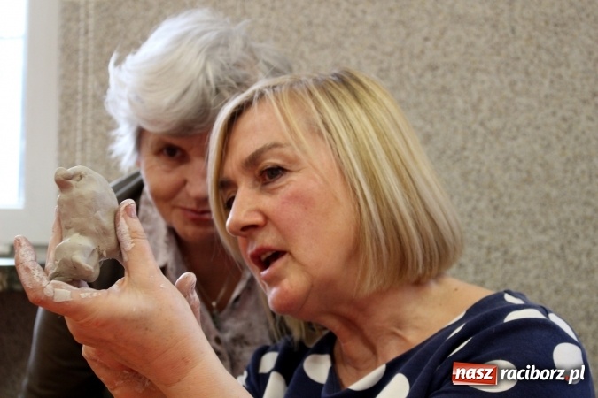 Zdjęcie w galerii na portalu naszraciborz.pl: Studenci UTW z Nędzy na warsztatach lepienia w glinie  wiadomości z regionu