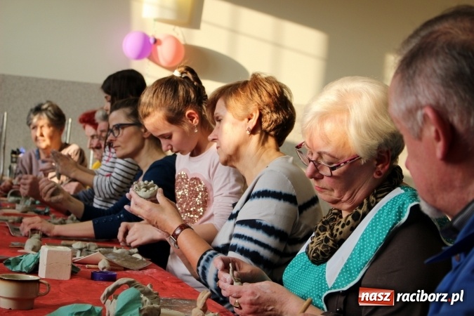 Zdjęcie w galerii na portalu naszraciborz.pl: Studenci UTW z Nędzy na warsztatach lepienia w glinie  wiadomości z regionu