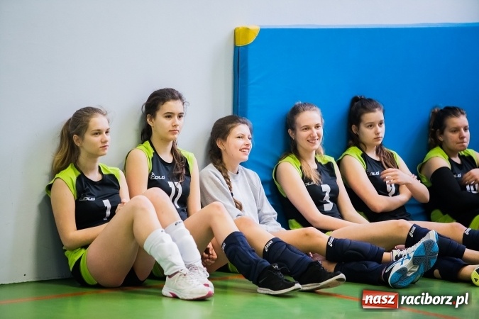 Zdjęcie w galerii na portalu naszraciborz.pl: Siatkarki z Gimnazjum nr 3 najlepsze w mieście wiadomości z regionu
