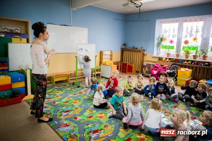 Zdjęcie w galerii na portalu naszraciborz.pl: Dwa języki - podwójna szansa. Nabór do przedszkola i szkoły w Studziennej wiadomości z regionu