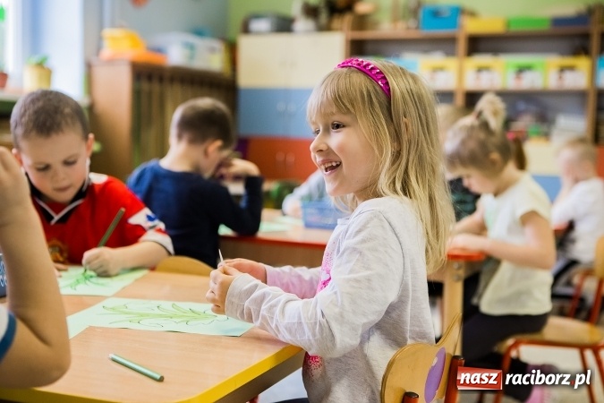 Zdjęcie w galerii na portalu naszraciborz.pl: Dwa języki - podwójna szansa. Nabór do przedszkola i szkoły w Studziennej wiadomości z regionu