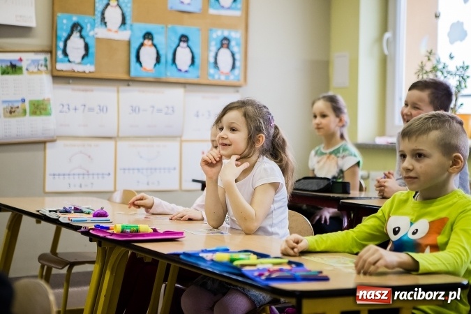Zdjęcie w galerii na portalu naszraciborz.pl: Dwa języki - podwójna szansa. Nabór do przedszkola i szkoły w Studziennej wiadomości z regionu