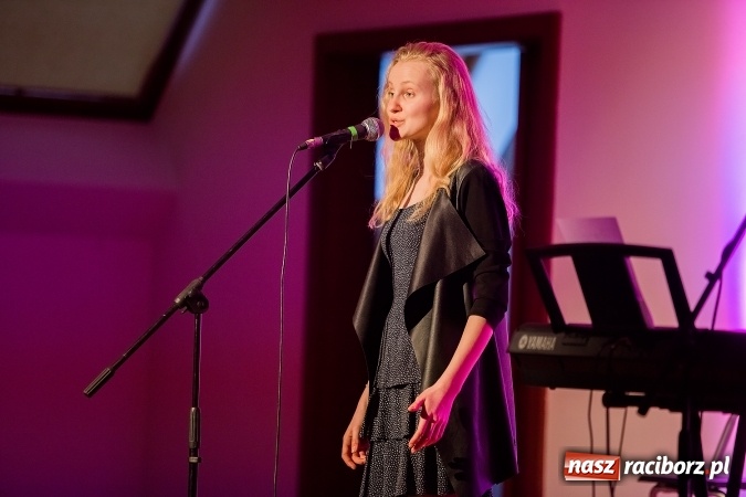 Zdjęcie w galerii na portalu naszraciborz.pl: Koncert uczniów II LO na Zamku Piastowskim wiadomości z regionu