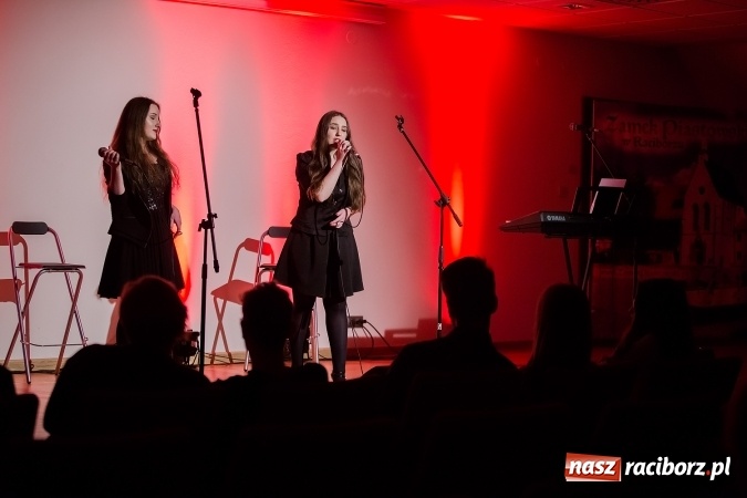 Zdjęcie w galerii na portalu naszraciborz.pl: Koncert uczniów II LO na Zamku Piastowskim wiadomości z regionu