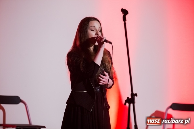 Zdjęcie w galerii na portalu naszraciborz.pl: Koncert uczniów II LO na Zamku Piastowskim wiadomości z regionu