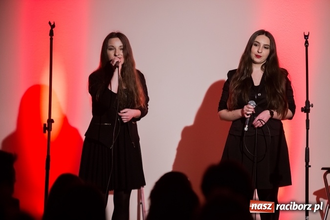 Zdjęcie w galerii na portalu naszraciborz.pl: Koncert uczniów II LO na Zamku Piastowskim wiadomości z regionu