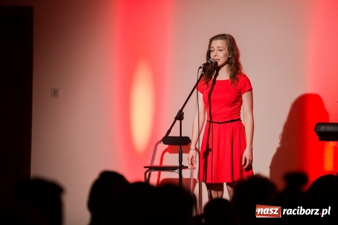 Zdjęcie w galerii na portalu naszraciborz.pl: Koncert uczniów II LO na Zamku Piastowskim wiadomości z regionu