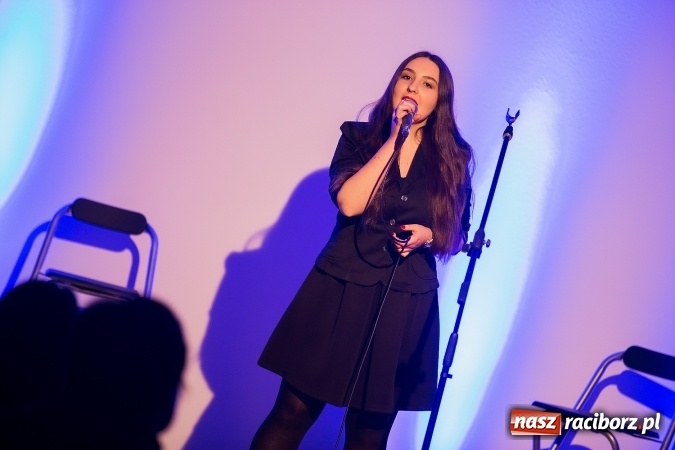 Zdjęcie w galerii na portalu naszraciborz.pl: Koncert uczniów II LO na Zamku Piastowskim wiadomości z regionu