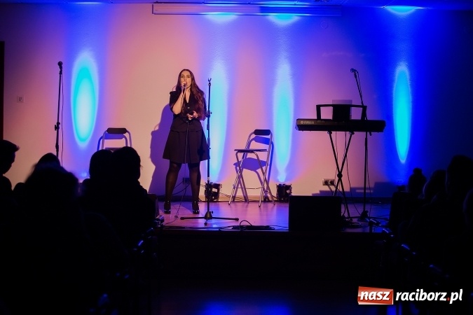 Zdjęcie w galerii na portalu naszraciborz.pl: Koncert uczniów II LO na Zamku Piastowskim wiadomości z regionu