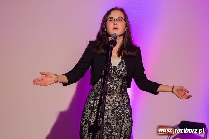 Zdjęcie w galerii na portalu naszraciborz.pl: Koncert uczniów II LO na Zamku Piastowskim wiadomości z regionu