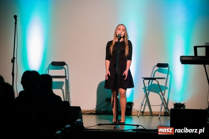 Zdjęcie w galerii na portalu naszraciborz.pl: Koncert uczniów II LO na Zamku Piastowskim wiadomości z regionu