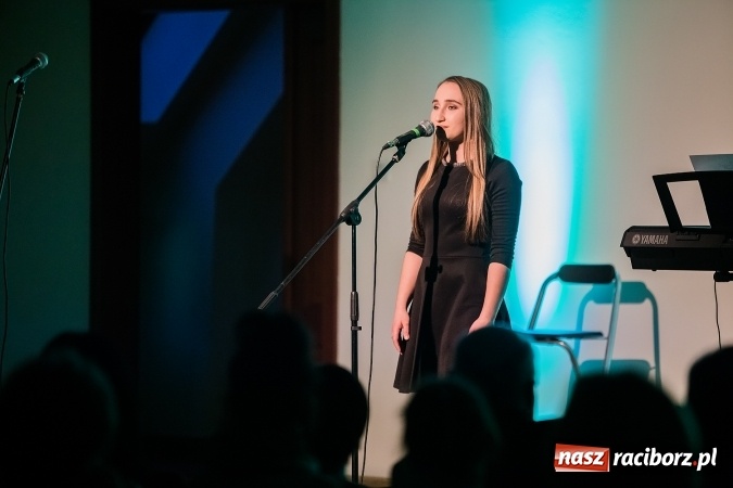 Zdjęcie w galerii na portalu naszraciborz.pl: Koncert uczniów II LO na Zamku Piastowskim wiadomości z regionu