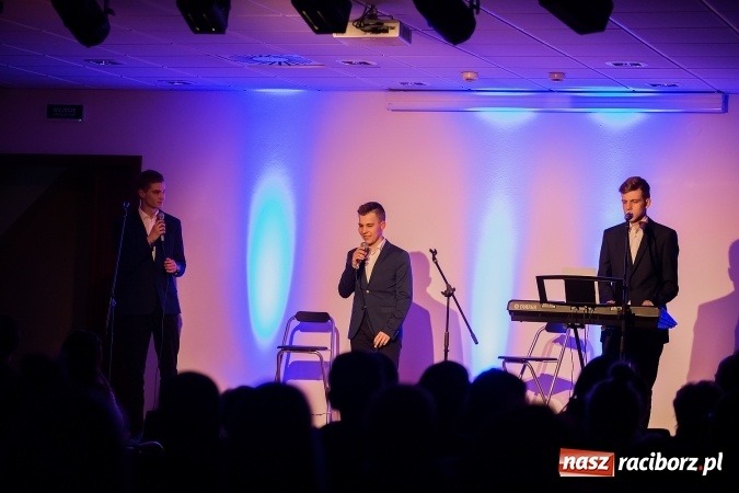 Zdjęcie w galerii na portalu naszraciborz.pl: Koncert uczniów II LO na Zamku Piastowskim wiadomości z regionu