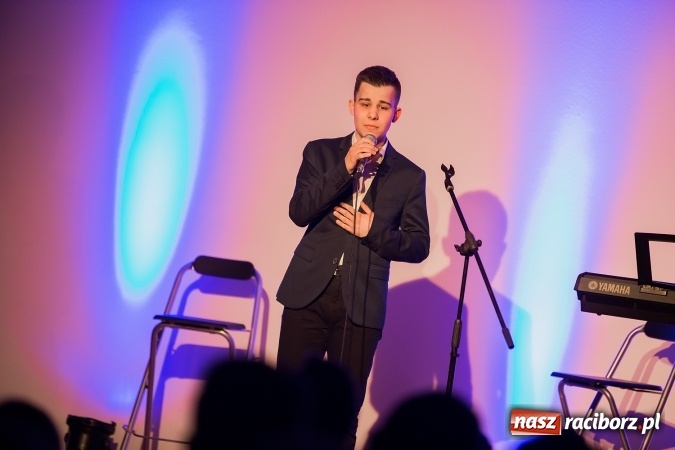 Zdjęcie w galerii na portalu naszraciborz.pl: Koncert uczniów II LO na Zamku Piastowskim wiadomości z regionu