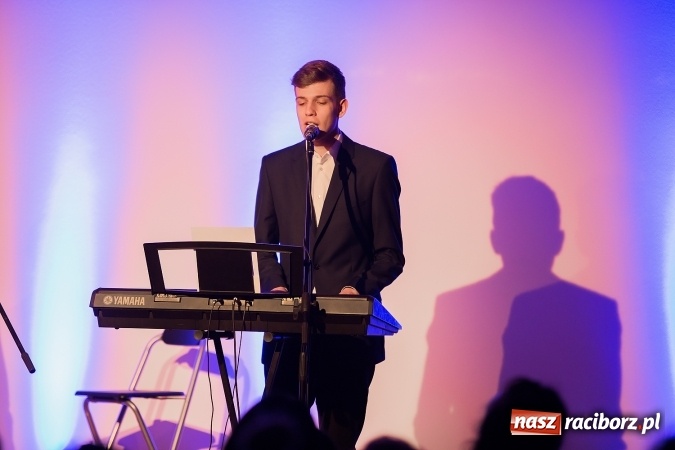 Zdjęcie w galerii na portalu naszraciborz.pl: Koncert uczniów II LO na Zamku Piastowskim wiadomości z regionu