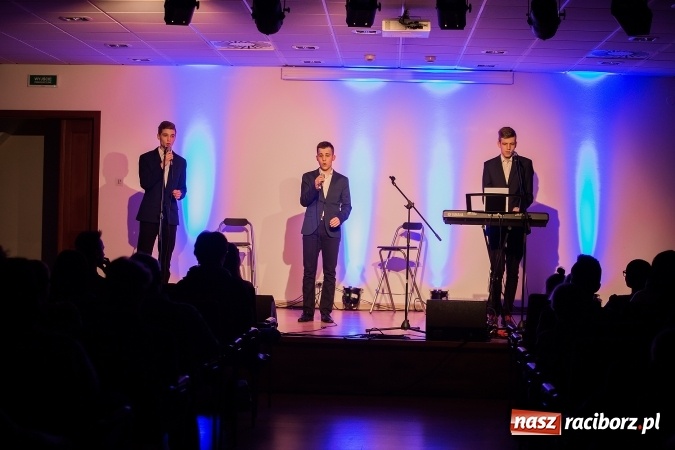 Zdjęcie w galerii na portalu naszraciborz.pl: Koncert uczniów II LO na Zamku Piastowskim wiadomości z regionu