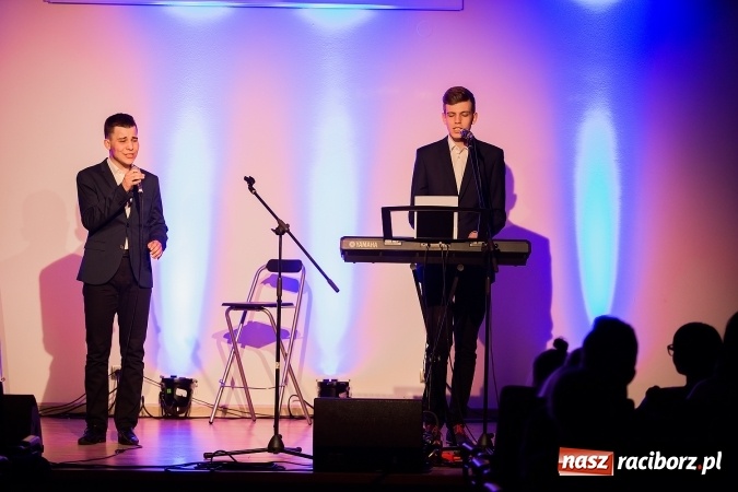 Zdjęcie w galerii na portalu naszraciborz.pl: Koncert uczniów II LO na Zamku Piastowskim wiadomości z regionu