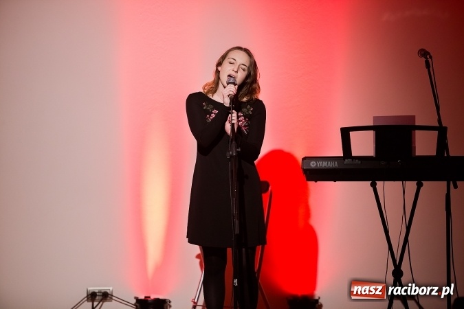 Zdjęcie w galerii na portalu naszraciborz.pl: Koncert uczniów II LO na Zamku Piastowskim wiadomości z regionu