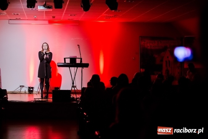 Zdjęcie w galerii na portalu naszraciborz.pl: Koncert uczniów II LO na Zamku Piastowskim wiadomości z regionu