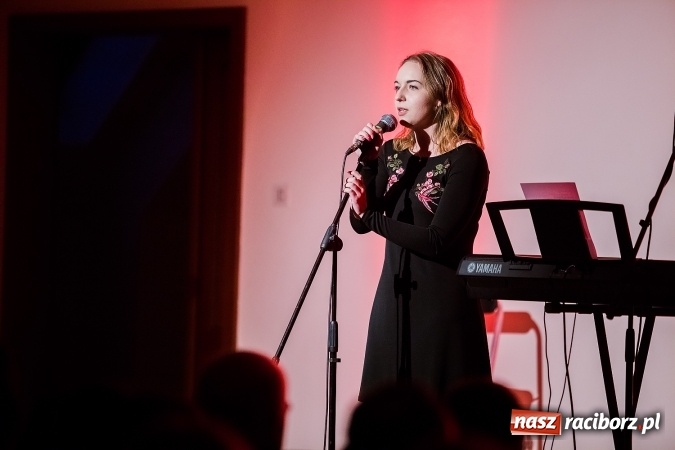 Zdjęcie w galerii na portalu naszraciborz.pl: Koncert uczniów II LO na Zamku Piastowskim wiadomości z regionu