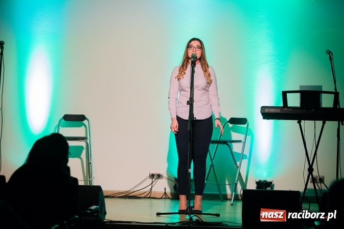 Zdjęcie w galerii na portalu naszraciborz.pl: Koncert uczniów II LO na Zamku Piastowskim wiadomości z regionu