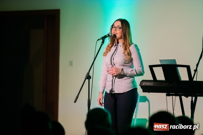 Zdjęcie w galerii na portalu naszraciborz.pl: Koncert uczniów II LO na Zamku Piastowskim wiadomości z regionu