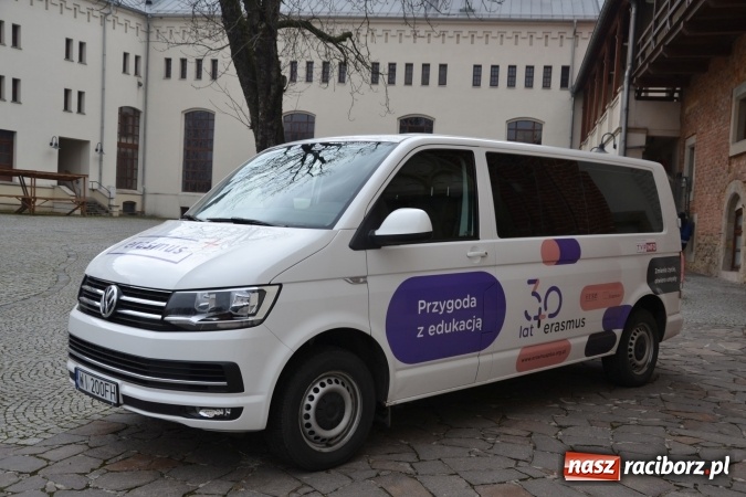 Zdjęcie w galerii na portalu naszraciborz.pl: Erasmus+ Bus odwiedził Zamek Piastowski w Raciborzu wiadomości z regionu