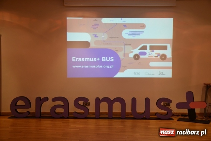 Zdjęcie w galerii na portalu naszraciborz.pl: Erasmus+ Bus odwiedził Zamek Piastowski w Raciborzu wiadomości z regionu