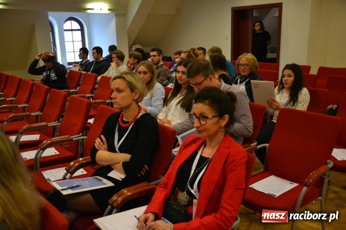 Zdjęcie w galerii na portalu naszraciborz.pl: Erasmus+ Bus odwiedził Zamek Piastowski w Raciborzu wiadomości z regionu