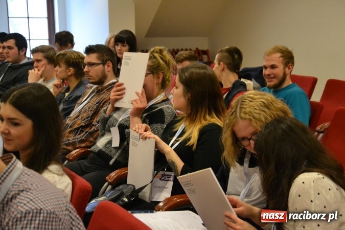 Zdjęcie w galerii na portalu naszraciborz.pl: Erasmus+ Bus odwiedził Zamek Piastowski w Raciborzu wiadomości z regionu