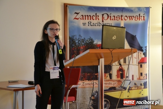 Zdjęcie w galerii na portalu naszraciborz.pl: Erasmus+ Bus odwiedził Zamek Piastowski w Raciborzu wiadomości z regionu