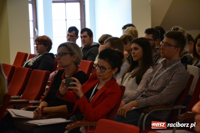 Zdjęcie w galerii na portalu naszraciborz.pl: Erasmus+ Bus odwiedził Zamek Piastowski w Raciborzu wiadomości z regionu