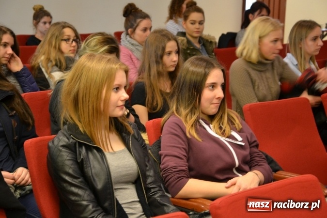 Zdjęcie w galerii na portalu naszraciborz.pl: Erasmus+ Bus odwiedził Zamek Piastowski w Raciborzu wiadomości z regionu