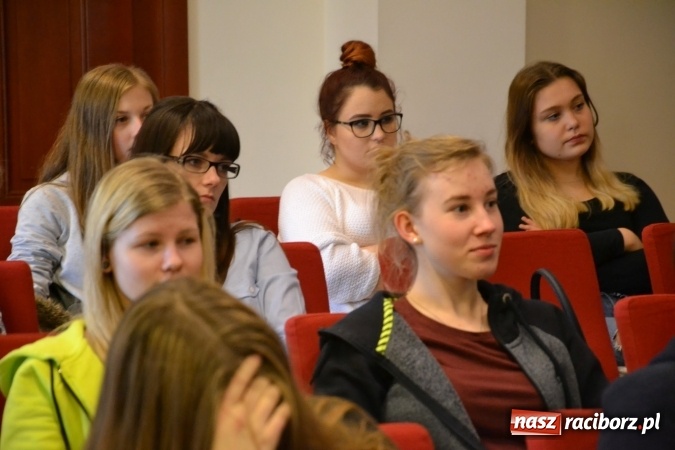 Zdjęcie w galerii na portalu naszraciborz.pl: Erasmus+ Bus odwiedził Zamek Piastowski w Raciborzu wiadomości z regionu