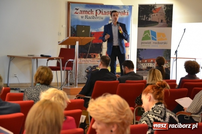 Zdjęcie w galerii na portalu naszraciborz.pl: Erasmus+ Bus odwiedził Zamek Piastowski w Raciborzu wiadomości z regionu