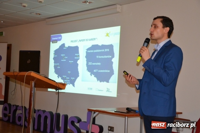 Zdjęcie w galerii na portalu naszraciborz.pl: Erasmus+ Bus odwiedził Zamek Piastowski w Raciborzu wiadomości z regionu