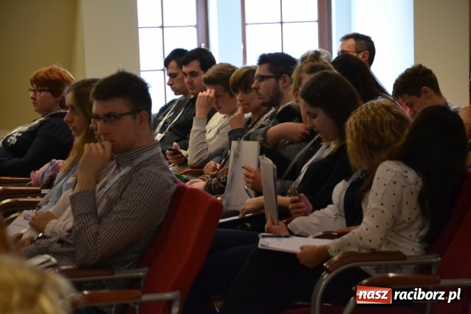 Zdjęcie w galerii na portalu naszraciborz.pl: Erasmus+ Bus odwiedził Zamek Piastowski w Raciborzu wiadomości z regionu