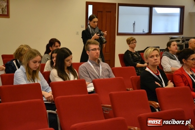 Zdjęcie w galerii na portalu naszraciborz.pl: Erasmus+ Bus odwiedził Zamek Piastowski w Raciborzu wiadomości z regionu