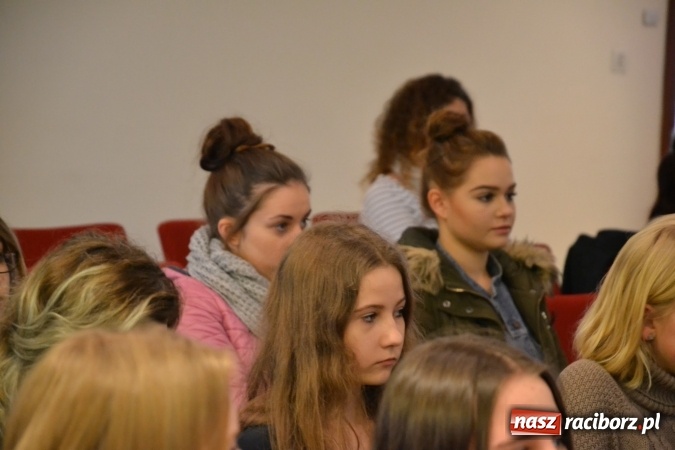 Zdjęcie w galerii na portalu naszraciborz.pl: Erasmus+ Bus odwiedził Zamek Piastowski w Raciborzu wiadomości z regionu