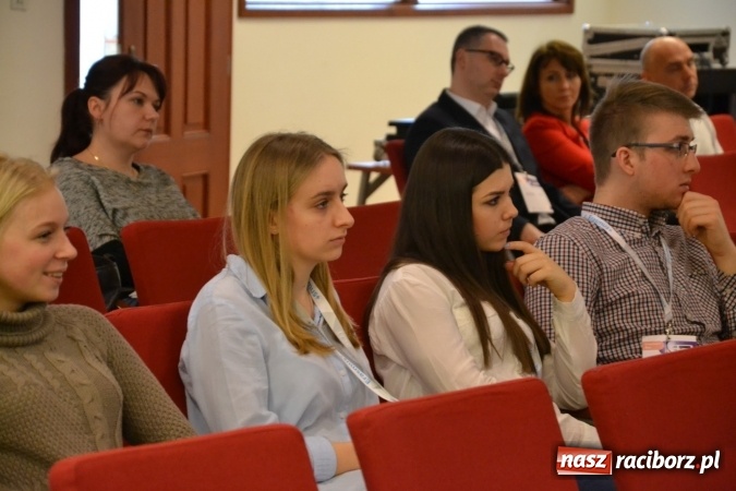 Zdjęcie w galerii na portalu naszraciborz.pl: Erasmus+ Bus odwiedził Zamek Piastowski w Raciborzu wiadomości z regionu