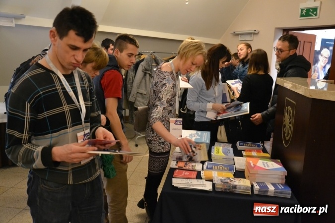 Zdjęcie w galerii na portalu naszraciborz.pl: Erasmus+ Bus odwiedził Zamek Piastowski w Raciborzu wiadomości z regionu